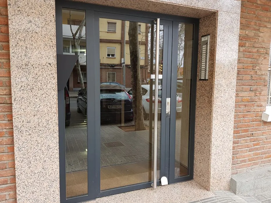 puerta hierro - Venta e Instalación Puertas para Comunidades de Vecinos